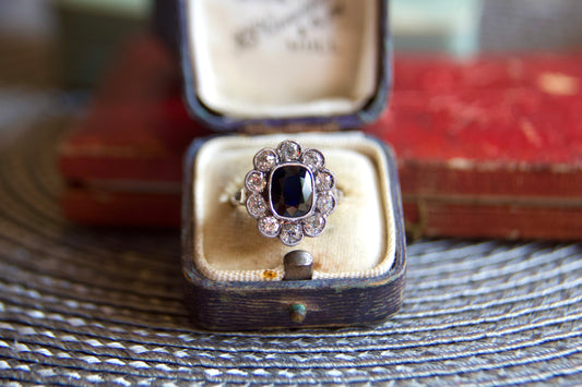 Anello ANNI 30' margherita con zaffiro e diamanti in oro 18kt