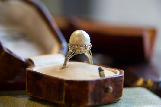 Anello antico "Art decò" con perla e motivi geometrici
